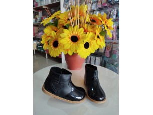 Bota infantil preta coração