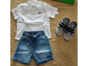 Conjunto infantil masculino camisa com botões frontais e bermuda jeans,