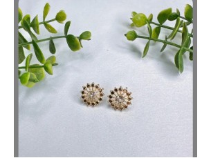 Brinco cravejado com zircônias 