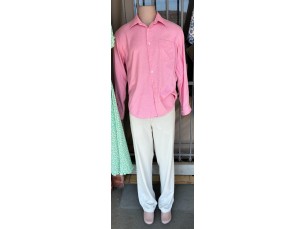 Calça jeans masculina branca e camiseta rosa