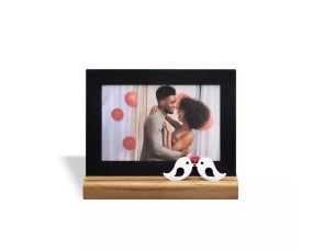 PORTA RETRATO 10X15CM POMBINHOS - 1 porta retrato para 1 foto 10x15cm. Posição horizontal ou vetical.