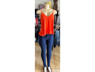 Blusa laranja e calça jeans feminina