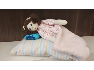 Boneca pano acompanha kit de dormir
