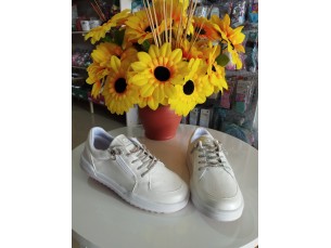 Tênis off white com cadarço strass 