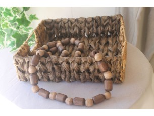 Cesto de palha e colar de mesa decorativo 