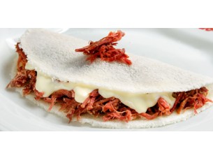 TAPIOCA COM QUEIJO E CARNE SECA.