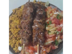 Espeto com feijão e vinagreta 