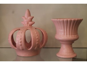 Coroa e vaso de cerâmica rosa decoração 