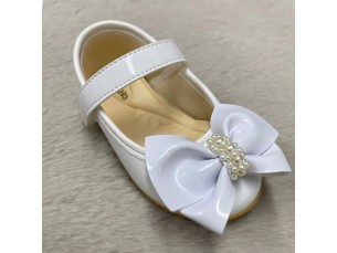 Sapatilha branca com laço de pérolas 